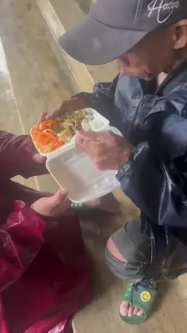 Hơn cả chữ thương... Đồng bào ơi, cố lên nhé <3 Cre: Tuy Hòa Young TV #phuyen 