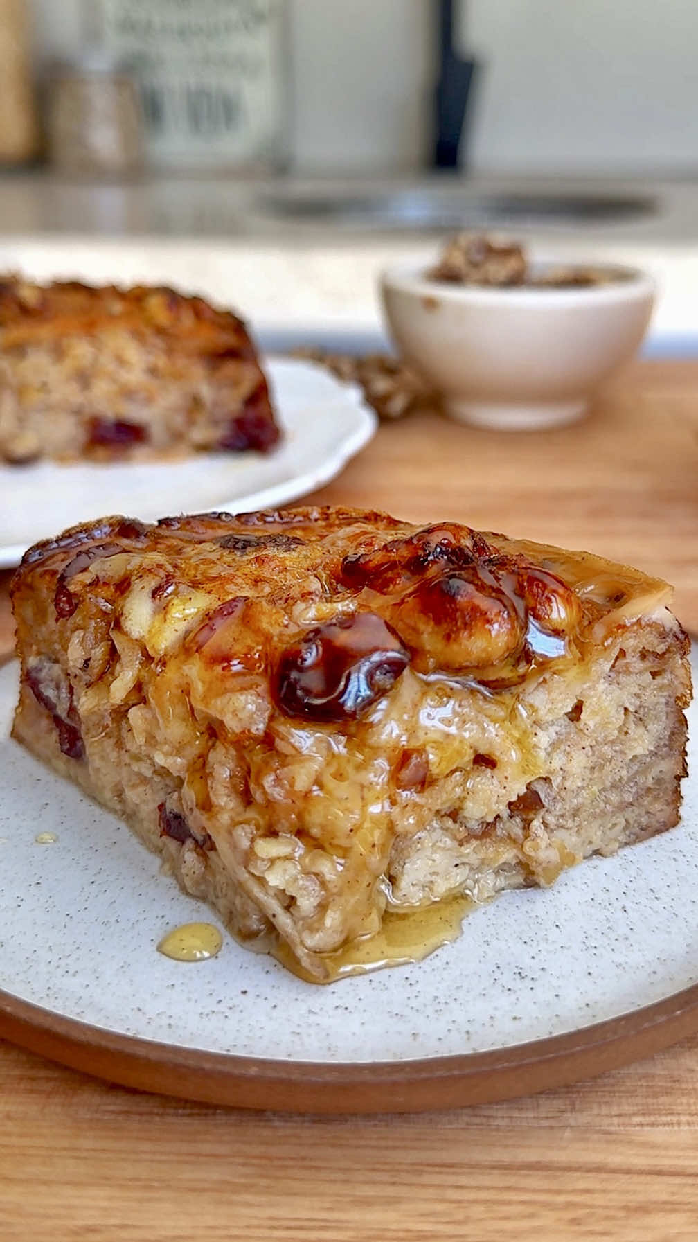 🍎TORTA de MANZANA SIN HARINAS! Riquísima y Fácil de hacer con sólo 4 ingredientes que seguro tenés en casa! Queda increíble y es Súper Saludable! Sin Azúcar y con proteína o leche en polvo en lugar de Harina!😍 Menos de 85 calorías por porción!😲 Guarda la receta y seguime @pulicocina 💕 📊Info Nutricional por porción (1/4): 84.6 Kcal, 6g de Carbohidratos / 12g de Proteína / 1.4g de Grasas  📝INGREDIENTES: ☆ 1 manzana ☆ 2 huevos ☆ 1 Cda de stevia o cualquier edulcorante (o 3 Cdas de miel) ☆ 3 Cdas (60g) de Proteína o Leche en polvo (reemplazable por harina de almendras/coco o cualquier harina si no la haces sin harinas) ☆ Opcional cdita de canela 🥣 PROCEDIMIENTO: 👉🏻 Rallar la manzana y mezclarla con todo el resto de los ingredientes. Opcional agregar nueces/frutos secos/pasas/arándanos.  👉🏻 Cocinar en Horno o Airfryer a 180º por 30-35 minutos.  👉🏻 También se puede hacer en sartén tapada x 20-25 minutos a fuego mínimo o en microondas en 3 o 4 tandas de 1,5 min.  No les puedo explicar lo rica que queda, prueben y me cuentan. #manzana #applecake #invisibleapplecake #gateau #apple               