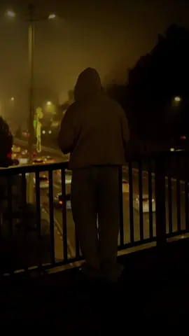 طال ليل الشوق والمشتاق مايقوى حنينيه  والحنين اكبر من التصوير في ذهن الهواوي قلبي المشتاق ياربي تساعده وتعينه ضاق من كثر الوله والجرح ماعين مداوي ..#شيلات @سعد بن فيصل #قوالب_ساري #اكسبلور #الشتاء  #CapCut 