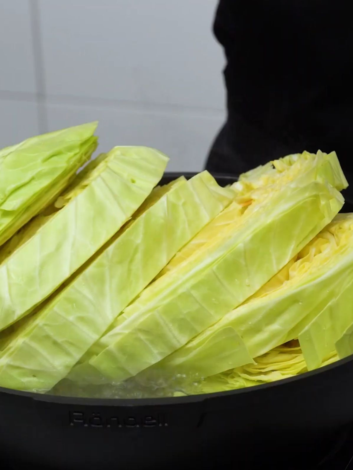 بمجرد أن تجرب هذه الحيلة، لن تتمكن من طهي الملفوف بأي طريقة أخرى! المكونات كرنب: حبة واحدة بصل: حبتان جزر: حبتان كوسا: حبة واحدة دقيق: ٥٠ غ جبنة: ١٠٠ غ ثوم: ١٠ غ بيضتان: حبتان زعتر: ٢ غ الصلصة زيت: ١٥ مل ملح: ٢ غ ملح: ٢ غ زيت: ١٥ مل زيت زيتون: ١٥ مل ملح: ٤ غ فلفل أسود: ٢ غ ليمون: حبة واحدة ليمون أخضر: حبة واحدة ملح: ٢ غ أيضًا فلفل أسود: ١ غ فلفل أسود: ١ غ زعتر: ١ غ زيت زيتون: ٨ مل مايونيز: ١٠٠ غ ثوم: ٤ قطع عسل: ١٠ غ فلفل أسود: ١ غ#اكلات_سريعة #هولندا_امستردام #اسبانيا #ايطاليا_اسبانيا_فرنسا_المانيا_هولاندا #deutschland 