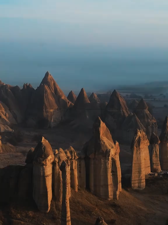 Göreme ve Kapadokya.. Gizli inançların ve tarihin taşa oyulduğu bir ülke. Göreme 'nin derinliklerinde, bin yıllık tarihin tanığı duruyor. Üç Haç Kilisesi. Bu taş duvarlar savaşçıların dualarını, rahiplerin ilahilerini ve imparatorların emirlerini duydu. Fakat... Bu kilise neden diğerlerinden farklı? Bu kilise, 6. ve 8. yüzyıllar arasında, Anadolu 'da Osmanlı İmparatorluğu' nun hakimiyetinin zirvesinde oyulmuştur. Duvardaki haç süslemelerinden ikonoklastik döneme kadar uzandığını, duvar resimlerinin ise 10. yüzyıla kadar uzandığını anlamak mümkündür. Tek nefli bir yapı Kaya oyması bir apse ve sunak Üç büyük çapraz kabartma Azizlerin ve meleklerin duvar freskleri Ama sıra dışı bir şey var... Burada neredeyse hiç yazı yok. Bizanslı kiliseler genellikle kutsal yazılardan dualar veya alıntılar içerir. Bu kilise neden sessiz? Bir zamanlar bu duvarlar St. George ve St. Theodore 'un freskleriyle süslenmişti. Kılıçlar çekilmiş iki kutsal savaşçı, karanlığa karşı savaşır. Şimdi yüzleri yok. Silindi. Kilisenin duvarları çeşitli fresklerle süslenmiştir.  cappadociaintegrity,den alıntı