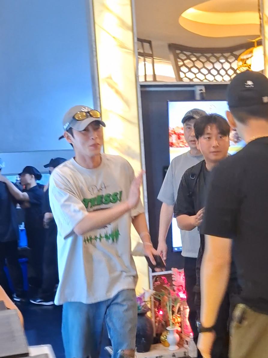 ไม่คิดว่าจะได้เจอพระเอกชีรี่ย์เกาหลีที่ชอบอย่างอีแจอุคตัวจริงหล่อมากสูงขาวเฟรนลี่สุดๆยิ้มเก่งมากน่ารัก🫠🫶🩷#leejaewook #อีแจอุค  #foryou #fyp #LJWprologinBKK 