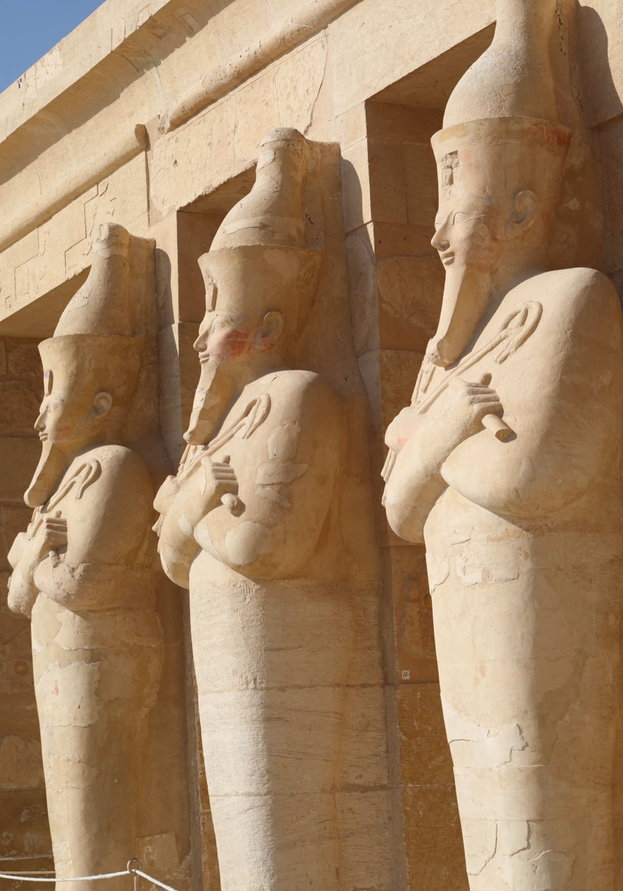 𝐕𝐀𝐋𝐋𝐄𝐘 𝐎𝐅 𝐓𝐇𝐄 𝐐𝐔𝐄𝐄𝐍𝐒 👑🏛️⚱️ A sacred resting place dedicated to Egypt’s royal women — queens, princesses, and children of the New Kingdom. Hidden in the golden cliffs of Luxor, this valley preserves some of the most breathtaking ancient art, including the legendary Tomb of Queen Nefertari, often called the Sistine Chapel of Egypt. 👑 🏛️⚱️🪔✨ #AncientEgypt  #EgyptTravel  #Aesthetics  #BucketList  #FYPage 