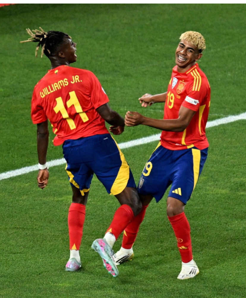 He humiliated his best friend 😂👍🏽 • • • #lamineyamal #nicowilliams #barcelona #athleticbilbao #dribling  @LALIGA 