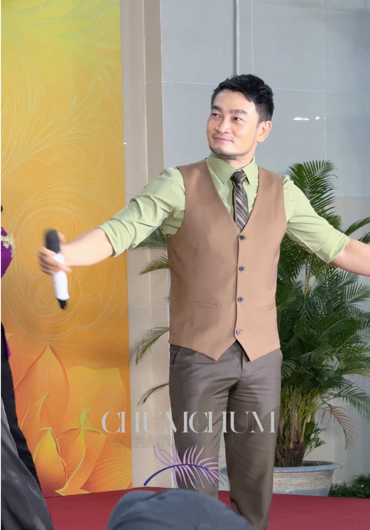 NSƯT Quốc Thái bất ngờ xuất hiện cực bảnh bao như ông “phú hộ” ở đêm nhạc Lan toả yêu thương hướng về đồng bào vùng lũ của trung tâm Bước chân hai thế hệ #chumchum #BiMatVbiz #buocchanhaithehe #buocchanhaithehebychumchum #quocthai 