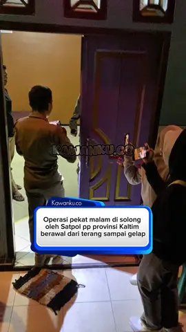 Disaat kedatangan Satpol pp beberapa wanita lokalisasi berhamburan kabur, dan yang berawal dari lampu menyala kelap kelip sampai mati total, terdapat 2 pasangan yang masih iclik 