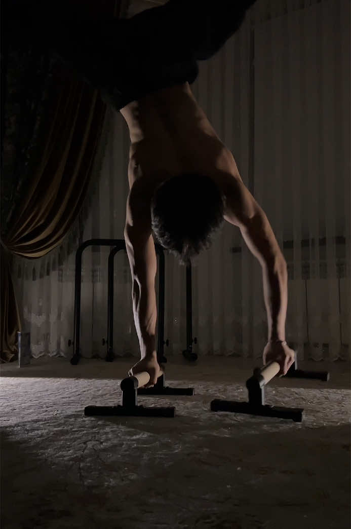 He always bites me #workout #fyp #gym #GymTok #calisthenics #cat 