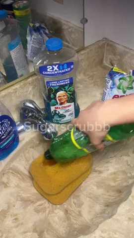 Watch me FAIL miserably for a minute straight bc my camera wouldn’t focus 😭 (1/3)  #asmrspongesqeezing #cleantokasmr🧼 #spongesqeezingasmr #rinsespongesqueeze #CleanTok 