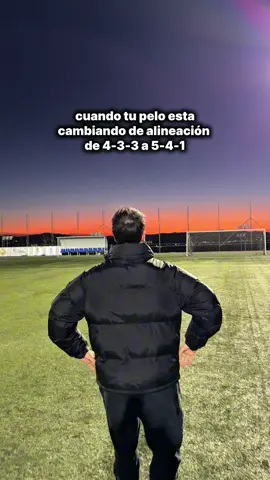 el delantero se encuentra cada vez mas solo…