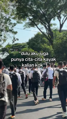 dulu aku juga punya cita-cita kayak kalian kok😩 #fyp #tukangngarit #sarjanapengaritan #peternakmuda #ngarit 