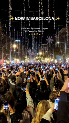 The whole of Barcelona is here watching the magic happen 🤩 Passeig de Gràcia just lit up for Christmas 🎄✨ #barcelonachristmaslights #thingstodoinbarcelona #barcelonacity #visitbarcelona #barcelonachristmas 