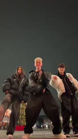 они поссорились..