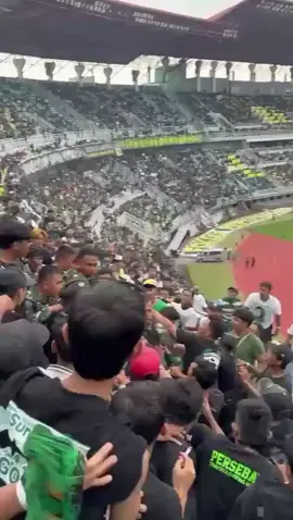 resiko tanggung sendiri 😁💚🤍 #persebaya #arema #malang #surabaya 