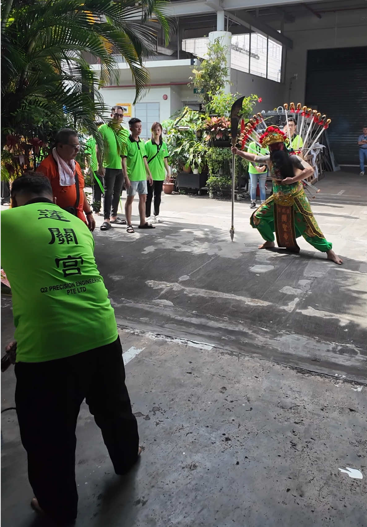 🔥【全場沸騰！蓮關宮包府千歲千秋盛典 —— 大隊隨駕出巡進香全紀錄】🔥 今年蓮關宮慶祝包府千歲諸位眾神千秋， 大隊隨駕、鑼鼓震天、香煙繚繞！ 每一步香路都是真實呈現信仰力量的震撼。 📍 地點：Blk 283 Bukit Batok East Ave 大廣場 📅 日期：農曆九月三十日｜19/11/2025（星期三） 📹 我們特別把整段出巡進香儀式 全程記錄下來， 帶你走入現場、感受神明威靈、一起體驗最震撼的文化能量！ 👉 完整影片在這裡： https://youtu.be/mcqVwxaCPcE ✨ 無論你是否來到現場，都歡迎點進去看看， 把神明庇佑與滿滿加持帶回家！ 🙏 歡迎分享給親友，一起感受包府千歲的威靈保佑。 #蓮關宮 #包府千歲 #千秋寶誕 #fyp #pktravel 