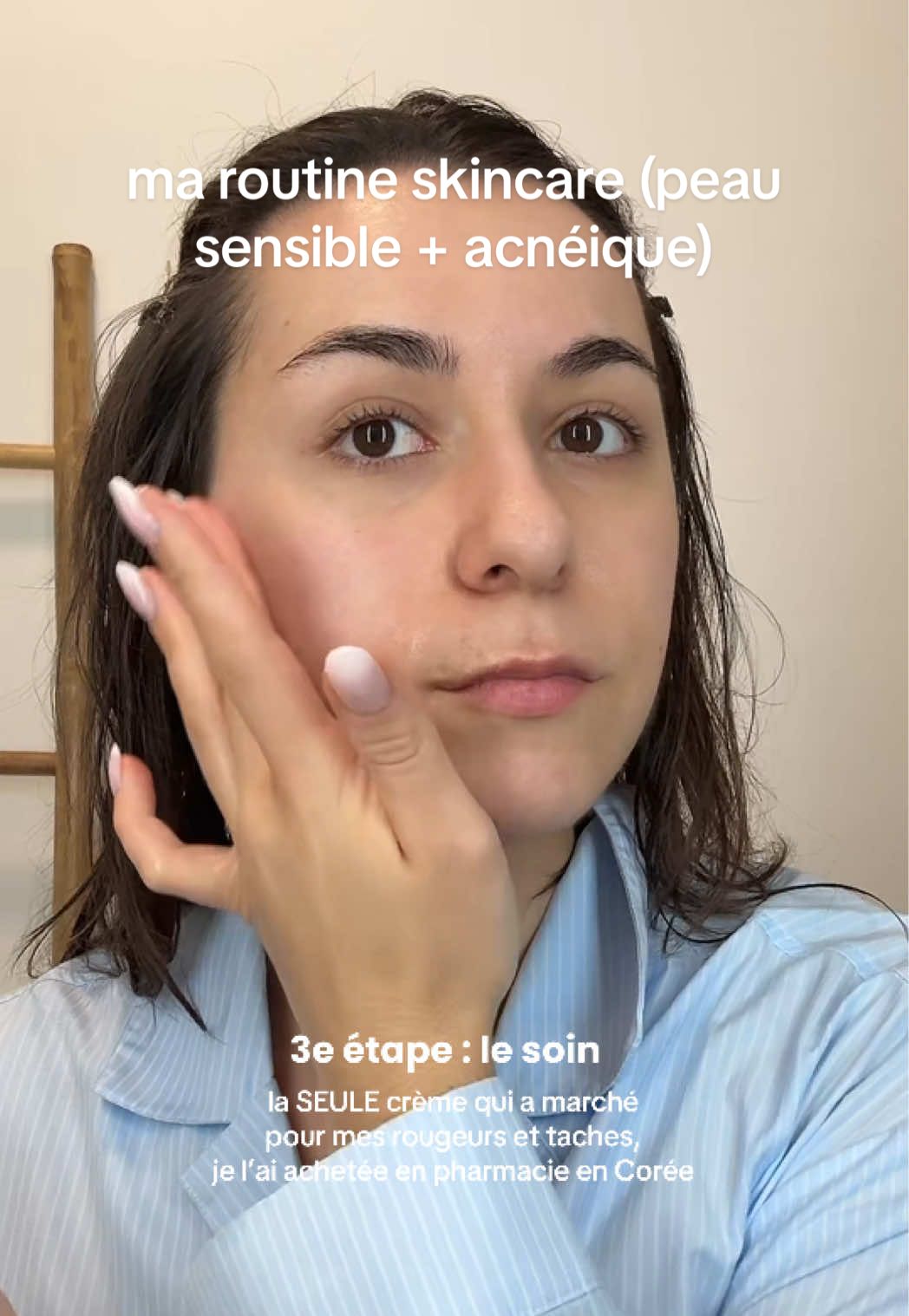 @Julie petite précision que je n’ai pas mentionnée dans la vidéo : ma peau ne s’est pas réparée qu’avec des produits, même si ça a beaucoup aidé. prendre des compléments alimentaires, faire du sport, boire beaucoup d’eau… tout ça m’a énormément aidée. mais choisir les bons produits adaptés à sa peau reste essentiel. le jour où j’ai compris qu’il fallait arrêter de l’agresser, l’hydrater et utiliser des produits pour réparer ma barrière cutanée, c’est là que ma peau a vraiment beaucoup progressé. un jour, je ferai peut-être une vidéo avant/après, mais pour le moment je n’y arrive pas. pour info, j’ai souffert d’acné sévère pendant dix ans, et même aujourd’hui ce n’est pas totalement fini. c’est encore un long chemin, mais je pense avoir déjà fait le plus gros. produits:  @Carrefour Belgium eau thermale  toners que j’utilise (3) :  @SKIN1004 US probio-cica essence toner ou toning toner  @numbuzin pure full calming toner  - gel Noscarna (en pharmacie Coréenne pour les taches)  @Dr.Althea US Aqua marine deep sérum  @BIOHEAL BOH repair cica-some cream  @Bioeffectofficial 💚 power cream egf yeux  @Tangle Teezer brosse cheveux  @Schwarzkopf Professional soin 4 en 1 - protecteur thermique  @MISEENSCENE_OFFICIAL sérum original  #kbeauty #koreanskincare #skinbarrierrepair 
