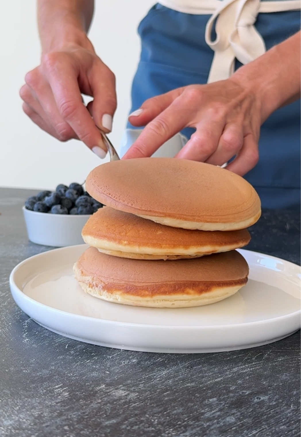 The fluffiest pancakes you’ll ever make 🥞 Recipe (makes 6 pancakes, 5.5” / 14cm) 🥚 4 eggs 🍧 160g sugar 🫧 20g baking powder 🥑 20g avocado oil 🧂 8g salt  🌾400g cake flour 🥛 400g milk *Mix everything into a smooth batter. *Pour the batter. *Cook on low heat until bubbles cover the surface. *Flip and cook until golden brown. Serve warm or store in a ziplock bag in the fridge for later. #pancake #Recipe #blueberry #fluffy #japanese 