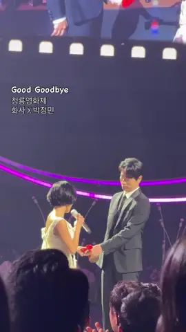 [화사] 마지막에 같이 부르는 장면까지 서 그대로 말아주는...  0: 뮤비를 시상식에 Good Goodbye-화사 (HWASA) #Hwasa #ParkJungMin #GoodGoodbye #Kpop #Fyp 
