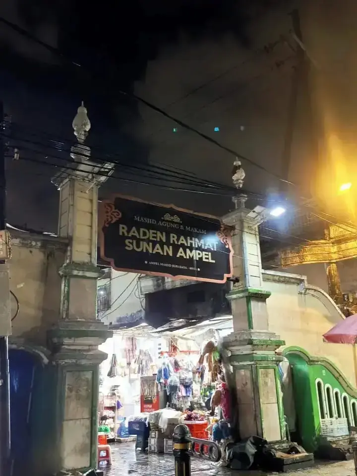 Obat ketenangan adalah ziarah. Saat dimana banyak yang ingin diceritakan kepada Allah melalui para walinya, ini adalah bukti obat dari segala lelahnya dengan kehidupan duniawi. #ziarah #sunanampel 