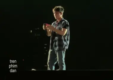 Đây là lần thứ hai chúng em được thấy Hiếu công khai ủng hộ bà con đồng bào. Lần đầu tiên là khi Hiếu nhận giải Quán quân ATSH mùa 1 — khoảnh khắc ấy đã in sâu vào tim tụi em. Giữa ánh đèn sân khấu rực rỡ, giữa tiếng hò reo chúc mừng, Hiếu vẫn không quên dành sự quan tâm cho những hoàn cảnh khó khăn hơn. Một hành động tưởng chừng nhỏ, nhưng với tụi em, nó thật sự ý nghĩa và chứng minh rằng Hiếu không chỉ tài năng mà còn có một trái tim vô cùng ấm áp và nhân hậu. Và hôm nay, tại Genfest 2025, Hiếu lại một lần nữa xuất hiện với tấm lòng ấy. Không ồn ào, không phô trương, nhưng Hiếu âm thầm đứng giữa sân khấu để lan toả yêu thương và kêu gọi mọi người cùng donate vào quỹ hỗ trợ bà con miền Trung đang gồng mình trước lũ lụt, ảnh hưởng của thiên tai. Nhìn Hiếu như vậy, em không chỉ cảm nhận được sức mạnh của lòng nhân ái, mà còn thấy một hình ảnh của sự kiên định, trách nhiệm và sự tử tế lan tỏa đến mọi người xung quanh. Em thật sự xúc động khi chứng kiến Hiếu làm điều ý nghĩa này. Từng hành động, từng lời nói dù nhỏ thôi, đều toát lên sự chân thành và quan tâm thực sự. Hiếu không cần làm rầm rộ, không cần phô trương, nhưng mỗi lần như thế, tụi em lại càng thêm yêu mến và tự hào về Hiếu. Nhìn Hiếu kêu gọi mọi người cùng chung tay giúp đỡ bà con miền Trung, em cảm nhận được niềm hi vọng và sức mạnh của cộng đồng, và thấy mình cũng muốn được làm điều gì đó có ích như thần tượng của mình. Khoảnh khắc này khiến em vừa xúc động vừa tràn đầy tự hào. Hiếu luôn âm thầm, luôn lặng lẽ, nhưng mỗi hành động đều mang sức nặng của lòng tử tế, khiến fan như tụi em không thể không cảm phục. Một thần tượng vừa giỏi, vừa tử tế, vừa biết cách truyền cảm hứng — em cảm thấy thật may mắn khi được theo dõi và ủng hộ Hiếu, và chắc chắn sẽ nhớ mãi những khoảnh khắc đẹp này.#HIEUTHUHAI 