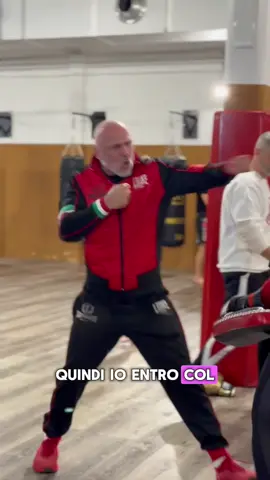 Un jab ben eseguito cambia completamente la combinazione. Con il giusto allineamento, distanza e richiamo rapido, ogni colpo successivo diventa più preciso, più potente e soprattutto più efficace. Il maestro Luca lo spiega nel dettaglio: la tecnica parte sempre dalle basi. 👉 Vuoi migliorare la tua tecnica? Prenota una prova scrivendoci in DM. 📍 Ci troviamo presso il circolo Casal Bruciato. #kickboxing #kickboxingroma #technickickboxing #jab #martialarts     