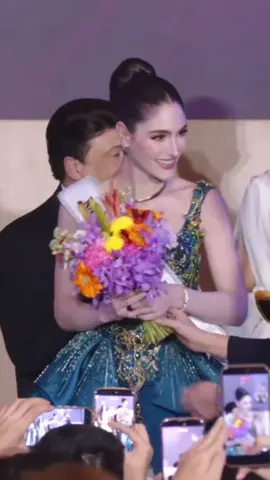 ကျမက ပန်းစီးကို ဘာလုပ်ရမှာလဲ crown က လွဲလိုကျန်တာလာမပေးနဲ့ စိတ်မ၀င်စားဘူး အလုပ်ရှုပ်ခံပြီးလဲ သယ်မသွားဘူး ချစ်စရာကြီးတော် #missuniverse #missuniversevenezuela2025 #carousel #funny #fyp 