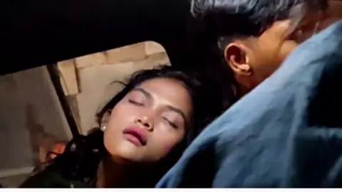 Seorang Remaja Putri Tergeletak & Tak Sadarkan Diri Jadi Perhatian Warga Kapuk Raya Penjaringan Jakarta Utara - Seorang remaja putri terlihat tergeletak dan tak sadarkan diri di Jalan Kapuk Raya Penjaringan Jakarta Utara, Sabtu Malam sekitar Pukul 23.30 (22/11/2025). Remaja putri yang berambut panjang dan mengenakan sweater tersebut, terlihat tergeletak dan tak sadarkan diri , sehingga menyedot perhatian para pengendara yang melintas dan warga dilokasi. Kejadiannya tepatnya disamping SPBU BP AKR di Jalan Kapuk Raya Penjaringan Jakarta Utara. Para pengendara yang melintas dan warga dilokasi pun penasaran adanya seorang remaja putri yang tak sadarkan diri, dan dilokasi ternyata ada beberapa teman dari remaja putri ini yang terdiri dari beberapa remaja pria dan remaja putri lainnya. Berdasarkan informasinya yang dihimpun dilokasi menyebutkan, sebelum terlihat tergeletak dan tak sadarkan diri, remaja putri yang belum diketahui identitasnya itu sempat cek+Cok atau ribut dengan teman remaja pria dilokasi. 