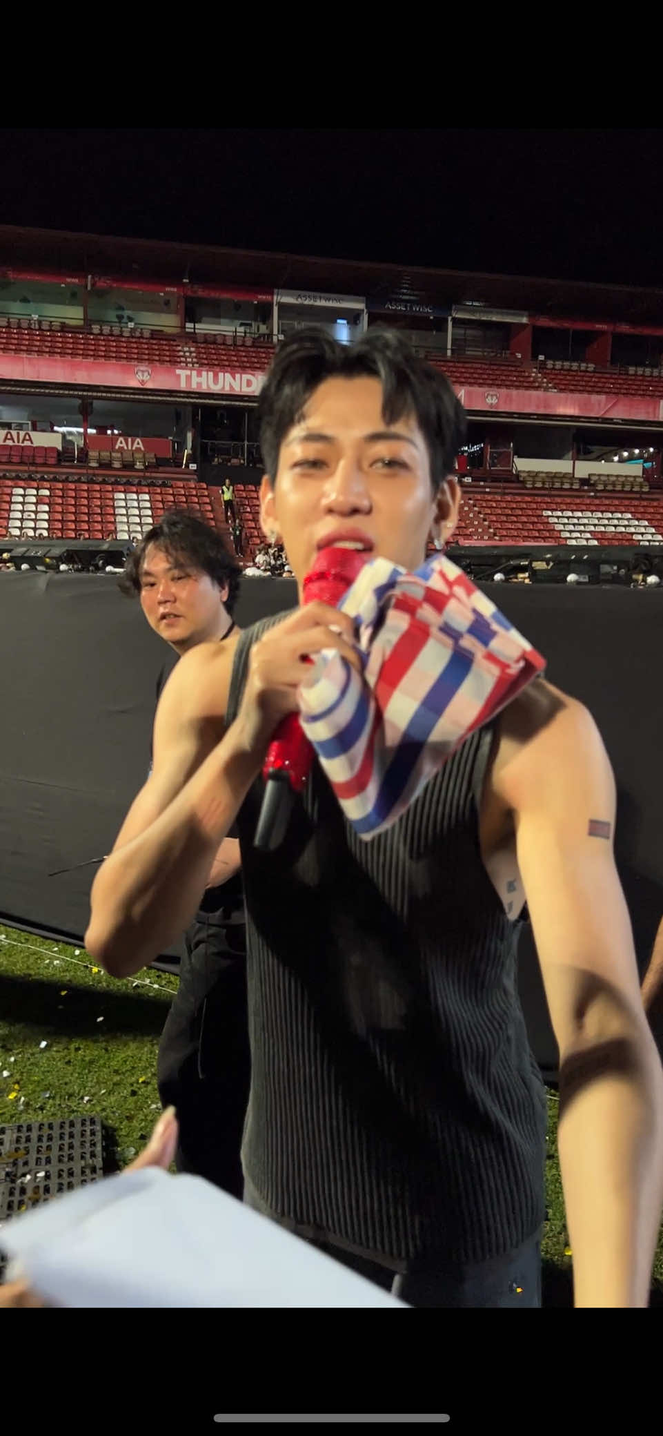 ป้ายที่ 2 complete แต่ไม่ได้ยินว่าแบมพูดไร ทุกคนช่วยแกะหน่อย 😆#แบมแบม #BamBam #BamBamHOMETOWNConcertDay1 