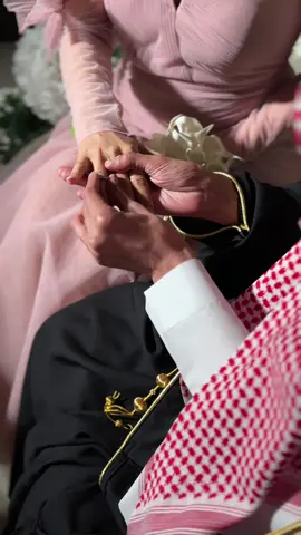 والله وشبكنا الأيادي 😍#تصويري #مصورات_كاميرا #عقد_قران #مصورات_الرياض #مصورة_عرايس 