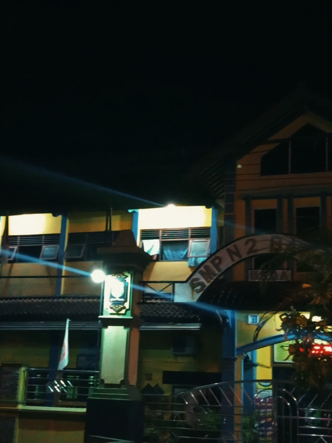 aku rindu teman teman di masa putih biru yang selalu bersama sama, dan sekarang sudah berpisah ke jalan masang masing, meskipun sekarang sudah banyak teman baru, tapi jiwa ini tak kan ku lupakan Untuk mengenang masa smp, #smp #smpn2bawang #bolangbeda #duatujuhbawang #smpstory🌻 