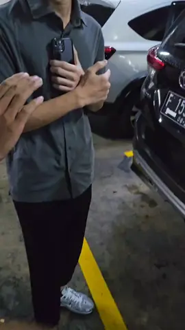 INI DIA VIDEO JELASNYA YA . DAN LAGI SAYA MAU TANYA SAYA KANA ORANG YG GAK PAHAM HUKUM YA . MEMANG BOLEH MOBIL BB KEPOLISIAN DIPAKAI OLEH ORANG SIPIL? DAN MOBIL BB KEPOLISIAN DIPALSUKAN NO PLAT KENDARAANNYA . DAN MEMANG BOLEH MOBIL BB PIHAK KEPOLISIAN DIBAWA JALAN JALAN BERSAMA KELUARGA MEMANG BOLEH? COBA KALO YG TAU KOMEN YA . DAN MINTA TOLONG UNTUK PIHAK BERWAJIB TOLONG DIAMANKAN OKNUM OKNUM INI YG MENGATAS NAMA KAN KENDARAAN BARANG BUKTI POLSEK . #humaspolri  #mabespolri #polresbogor #bareskrimpolri #poldametrojaya @jakethedog 