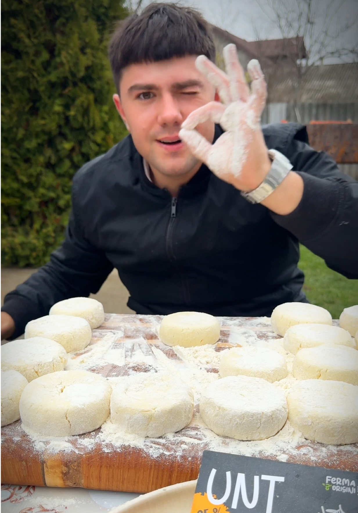 PAPANAȘI DIN RICOTTA 👌🏼😋🫐 Astăzi am gătit cei mai fini și pufoși papanași folosind cele mai calitative lactate din Moldova 🇲🇩 Totul de la Ferma cu Origini – gust autentic, calitate premium: 🥛 Ricotta Ferma cu Origini 🥄 Smântâna Ferma cu Origini 🧈 Unt Ferma cu Origini Rezultatul? Papanași care se topesc în gură. Gust curat. Produs local. 100% calitate Moldovenească 🇲🇩  #papanași #ricotta #dulceață #afine #fyp @fermacuorigini 