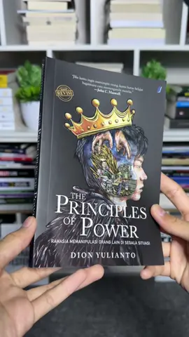 Diam itu bukan berarti lemah — kadang justru itu sumber kekuatan terbesar. Ditambah lagi, ketika kita tahu cara memanfaatkan kemampuan dan peluang dari orang lain secara bijak, tujuan apa pun jadi lebih mudah dicapai. Dua prinsip ini cuma sebagian kecil dari banyak pelajaran penting di The Principles of Power. Nggak heran puluhan ribu orang sudah beli dan bilang perspektif mereka berubah total setelah membaca buku ini. 📚 Klik keranjang kuning di bawah dan dapatkan bukunya sekarang sebelum kehabisan. #ThePrinciplesOfPower #BukuRekomendasi #PsikologiKekuasaan #SelfImprovement #PengembanganDiri 