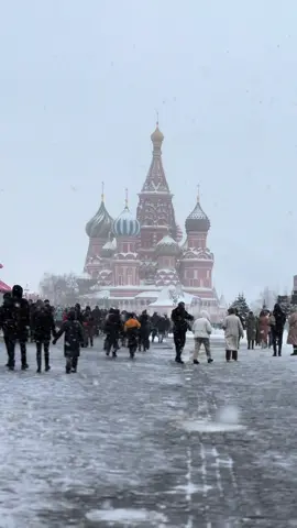 White dreams falling ❄️ #moscow #موسكو  #winter 
