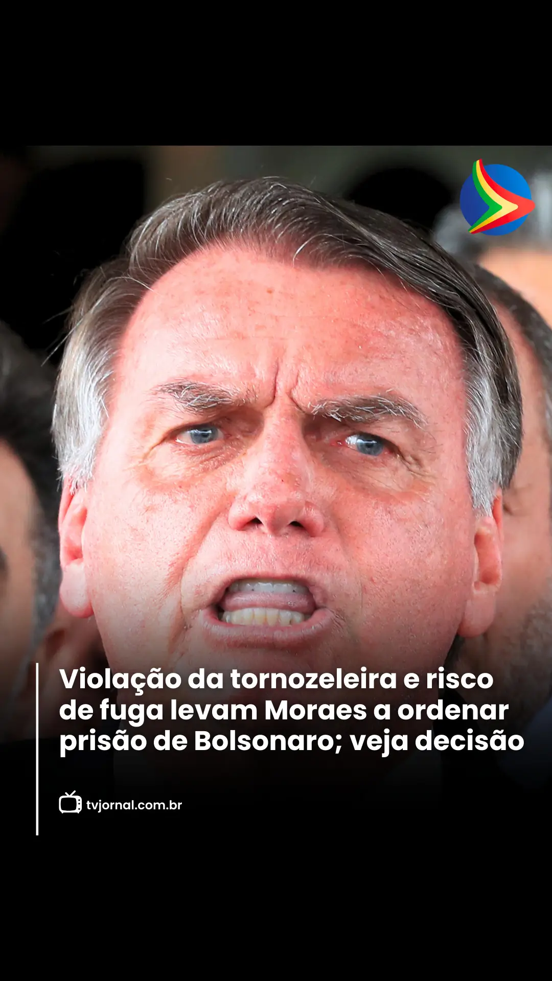 A prisão preventiva do ex-presidente Jair Bolsonaro, na manhã deste sábado (22), foi decretada pelo ministro do Supremo Tribunal Federal (STF), Alexandre de Moraes, com base no risco de fuga e na obstrução de medidas judiciais, como a violação da tornozeleira eletrônica. A medida, solicitada pela Polícia Federal (PF), não está relacionada ao cumprimento de pena, mas sim a uma decisão cautelar. Segundo o documento, foram identificados “acontecimentos com potencial de prejudicar o cumprimento de eventuais medidas judiciais decorrentes do trânsito em julgado da ação penal”. Para a PF, a convocação de uma vigília nas proximidades da residência do ex-presidente, em Brasília, feita pelo senador Flávio Bolsonaro nas redes sociais, tinha potencial de atrair centenas de pessoas e reproduzir a dinâmica dos acampamentos ilegais organizados em 2022. “Tal fato tem o condão de gerar grave dano à ordem pública, podendo inclusive inviabilizar o cumprimento de eventuais medidas decorrentes do trânsito em julgado da Ação Penal 2.668/DF, ou exigir o indesejável emprego de medidas coercitivas pelas forças de segurança pública para o seu cumprimento, colocando em risco a segurança de moradores do condomínio, apoiadores, policiais designados para a missão e até mesmo do condenado e seus familiares”, diz o documento. O texto também afirma que a aglomeração nos arredores da residência do ex-presidente poderia “criar um ambiente propício para sua fuga”. Outro ponto decisivo foram as evidências de risco de evasão. A PF informou ao STF que, na madrugada deste sábado, às 0h08, houve violação da tornozeleira eletrônica de Jair Bolsonaro. “A informação evidencia a intenção do condenado de romper a tornozeleira eletrônica para garantir êxito em sua fuga, facilitada pela confusão causada pela manifestação convocada por seu filho”, destaca o documento. Saiba mais em JC.COM.BR📲 (FOTO:Lula Marques/Agência Brasil) *jm #bolsonaro #pf #prisão #alexandredemoraes #tornozeleira *digital #digital