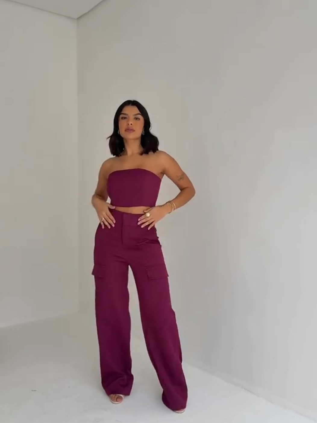 Conjunto Alfaiataria Calça Cargo com Bolso Lateral e Top sem Alça! Perfeito, moderno e impecável 💛#modafeminina #conjuntofeminino #lookperfeito #tiktokviral 