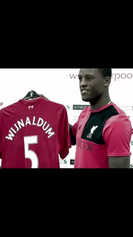 جيني فينالدوم من مواليد 1990، لاعب بلغ اليوم قرابة الخامسة والثلاثين وما زال يحافظ على حضوره وثقله داخل الملعب. بدأ رحلته الكروية في فينورد، ثم واصل مساره في PSV قبل أن ينتقل لنيوكاسل ويشق طريقه نحو القمة. أجمل فتراته كانت مع ليفربول، الفترة التي لمع فيها اسمه بشكل لافت، وأصبح واحدًا من أهم لاعبي المنتخب الهولندي وأبرز عناصره تأثيرًا. وهو صاحب أشهر ريمونتادا في تاريخ كرة القدم أمام برشلونة، الريمونتادا التي لا تُنسى، والتي سجل فيها هدفين غيّرا مجرى المباراة والتاريخ. بعد ذلك تُوّج بدوري أبطال أوروبا مع ليفربول، ثم رحل إلى باريس، ومنها إعارة إلى روما، قبل أن يتخذ قراره بالالتحاق بالاتفاق. في موسمه الأول مع الاتفاق قدّم مستوى مميز، وفي الموسم الثاني—بعد إصابة المهاجم—تحمّل المسؤولية ولعب كمهاجم رغم أن المركز ليس مركزه، ومع ذلك ساهم بحوالي عشرين هدف، وأثبت قيمته من جديد. أما في الموسم الحالي، فقد حمل شارة القيادة، وأصبح من أفضل لاعبي الفريق، بل ومن أبرز الأسماء التي مرت على الاتفاق في تاريخه، بحضوره وخبرته وروحه القيادية، #دوري_روشن_السعودي #wijnaldum #liverpool #explore #foryou 