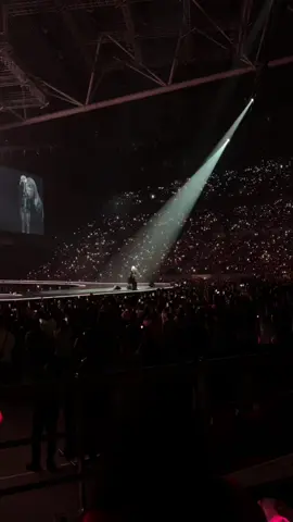 She has a cold, so she asked Filo Blinks to sing along with her. Get well soon our number one girl 🥹 #DEADLINE_IN_BULACAN #deadline_in_bulacanday1 #deadlineworldtour #rosé 