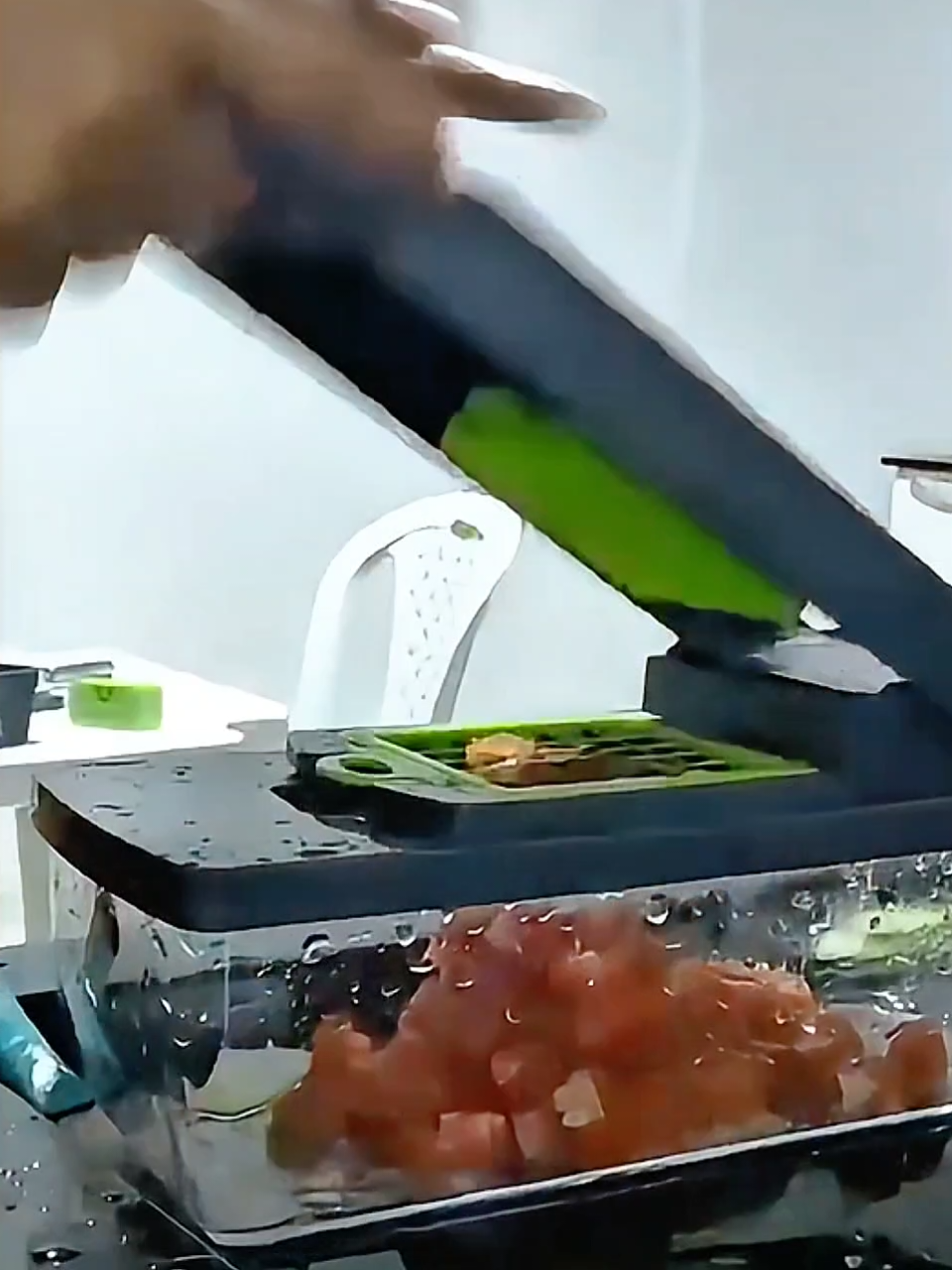 Fatiador Profissional 16 em Multiuso Cozinha Slicer Aco InoxCortador Ralador De Legumes Verduras Frutas Alime 14 Funcöes em 1: Fatiador Reto: Corte ripido e preciso para rodelas perfeitas.Fatiador Ondulado: Adicione textura e estilo aos seuspratos.  Julienne 4mm e 3mm: Crie tiras finas e uniformespara saladas e pratos sofisticados.  Ralador de Gengibre: Pique gengibre com facilidade esem esforco,  Corte Filamentoso 1.0mm e1.5mm:ldeal para pratosdelicados e detalhados.  Trituracäo Grossa e Fina: Aiuste a textura dos seusingredientes conforme a necessidade  Separador de Clara e Gema: Facilite a preparacăo dereceitas que exigem separacwo de ovos.  Material de Alta Qualidade:Aco Inoxid;vel:Resistente à ferrugem e mantém asÄminas afiadas por mais tempo, garantindo cortes precisos esuaves. Conteúdo da Embalagem: 1x Cortador Mandoline Removivel 2xLĂminas de Corte(4mm e 5mm) 2x LÃminas de Fatiar (Reto e Ondulado) 2xLĂminas Filamentosas (1.0mm e 1.5mm) 1x LmÝ de Ralar Gengibre 1x Recipiente com Tampa 1x Protetor de Mäo 1xDescascador 1x Cesto Escorredor de Alimentos #creatorsearchinsights #TikTokShop1111BR #TikTokShopBlackFridayBR #fatiador #cozinha 