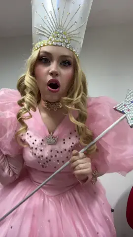 Ow HELLOOOW #wicked #glinda #glindathegoodwitch 