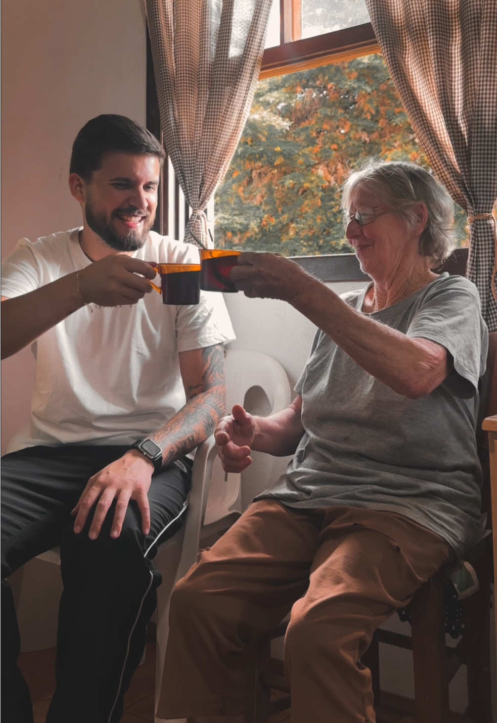 O vídeo da Dona Iris repercutiu de um jeito que eu não esperava… e isso me trouxe um pensamento: histórias assim merecem ser guardadas para sempre. Por isso, voltei até a casa dela para entregar um presente simples, mas cheio de significado: um porta-retrato com a foto que tiramos no dia em que nos encontramos na beira da estrada. Uma lembrança de que cada pessoa carrega um mundo dentro de si.. que ouvir alguém pode transformar mais do que um vídeo… pode transformar um dia, uma memória, uma vida. Obrigado @katy_artmann_fotografias por topar essa ideia e ajudar a eternizar esse momento.