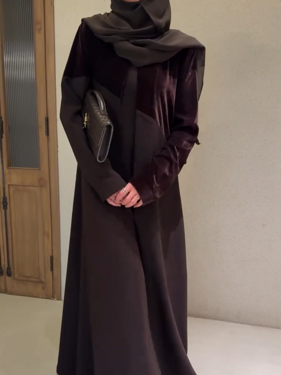 عباية مخمل/كريب فخمة وناعمة، مناسِبة لاجواء الشتاء والدوام والمناسبات. متوفرة بلونين: بني مثل الصورة و أسود كلاسيكي.🤍 #عبايات_شتوية #عبايات #عبايات_فخمه #عبايات_مخمل #عبايات_سوداء 