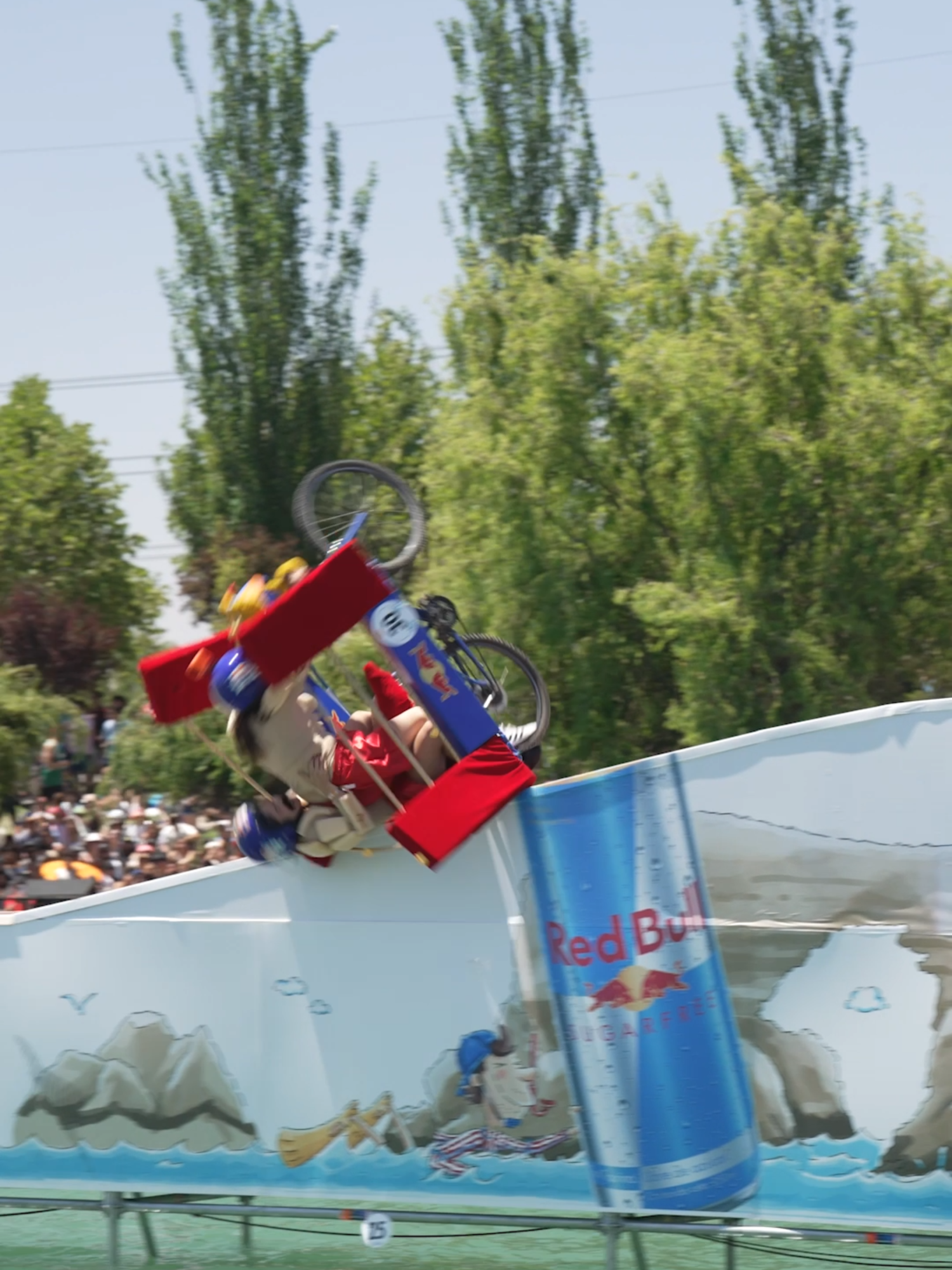 ¿cuál de las mejores caídas es tu favorita? 😂💦 qué bien la estamos pasando en Red Bull Al Agua Pato 😎 @headandshouldersla @oldspicela @kraft.cl @burgerking_chile @sonylatin #RedBull #AlAguaPato #Chile #TeDaAaalas