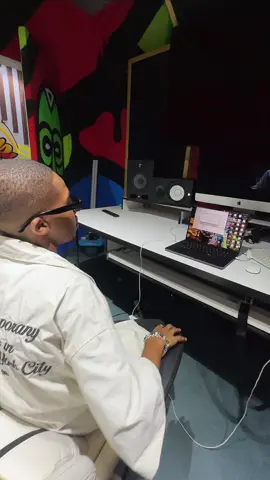 Famille n’est-ce pas Meuno deuk parcelles tei khamoulo case bah 😅 ??  Le 29 Novembre tenez-vous prêts… Je vous balance un projet  vraiment lourd🔥 Le process, les vibes, les feats… tout est dingue. Featuring Samba Peuzzi . 🔥 #Domougarmy #BilouXIV @ᒛѦᙏᘿՏՏ❄️ 🚀🫵🏿 #Domougarmy #tiktok #senegalaise_tik_tok 🇸🇳