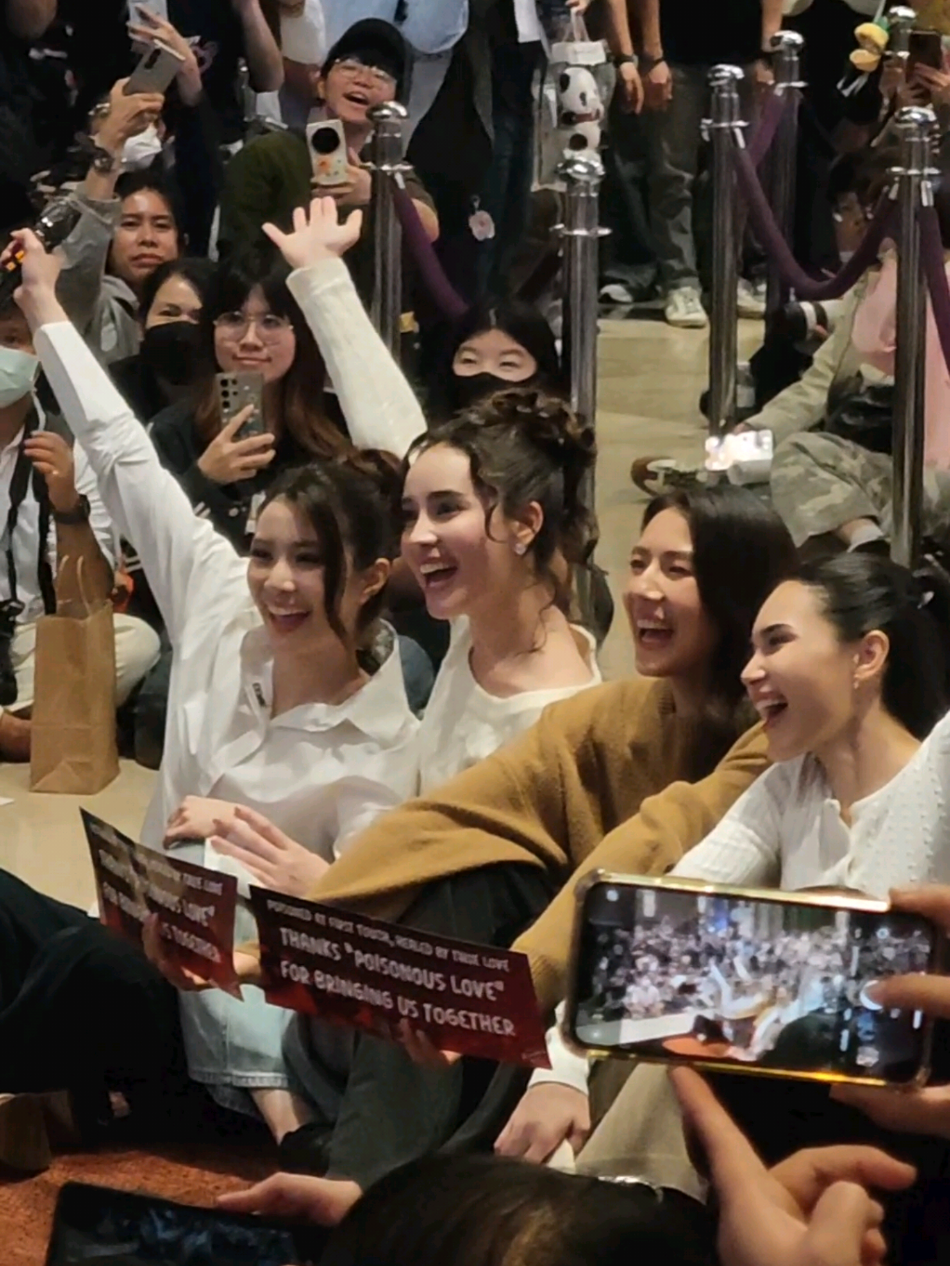 ดีใจจังที่แก๊งค์พิษรักมีคนค้นพบเยอะขนาดนี้ จบงานออกมารวมพลข้างนอก ก็มีคนตามมาเพิ่มอีก เฟมัสสุดๆเลยล่ะ #ginjay #ginnynatnicha #aangelinaass #poisonouslovetheseries #poisonouslovefinalep 