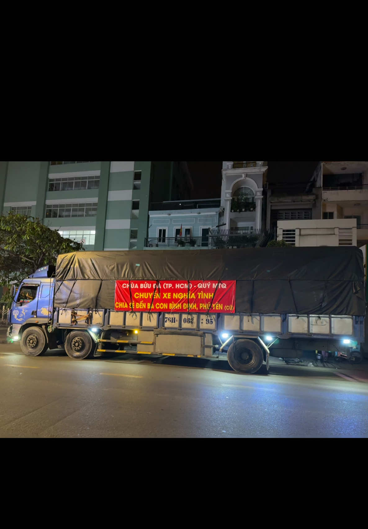 Chùa Bửu Đà TP.HCM Cùng Quý Mạnh Thường Quân đang chất hàng nhu yếu phẩm lên 4 xe 4 chân để chia sẻ khó khăn đến bà con Bình Định - Phú Yên. 🇻🇳🇻🇳 Dự kiến lên hàng xong. 4h sáng đoàn sẽ xuất phát luôn để kịp đến tay đồng bào miền Trung. Chúc đoàn lên đường vạn dặm bình an, nhiều sức khoẻ❤️❤️❤️. Một miếng khi đói bằng một gói khi no ❤️. #cuutromientrung #lulutmientrung #binhdinh #phuyen #mientrungquetoi 