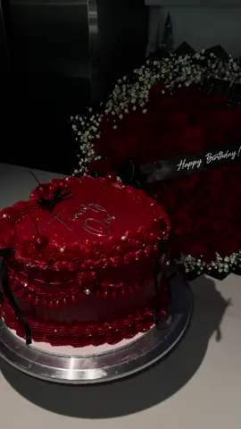 When your baker also offers matching bouquets #atlbaker #rosebouquet #redcake #heartcake #viralcakes 