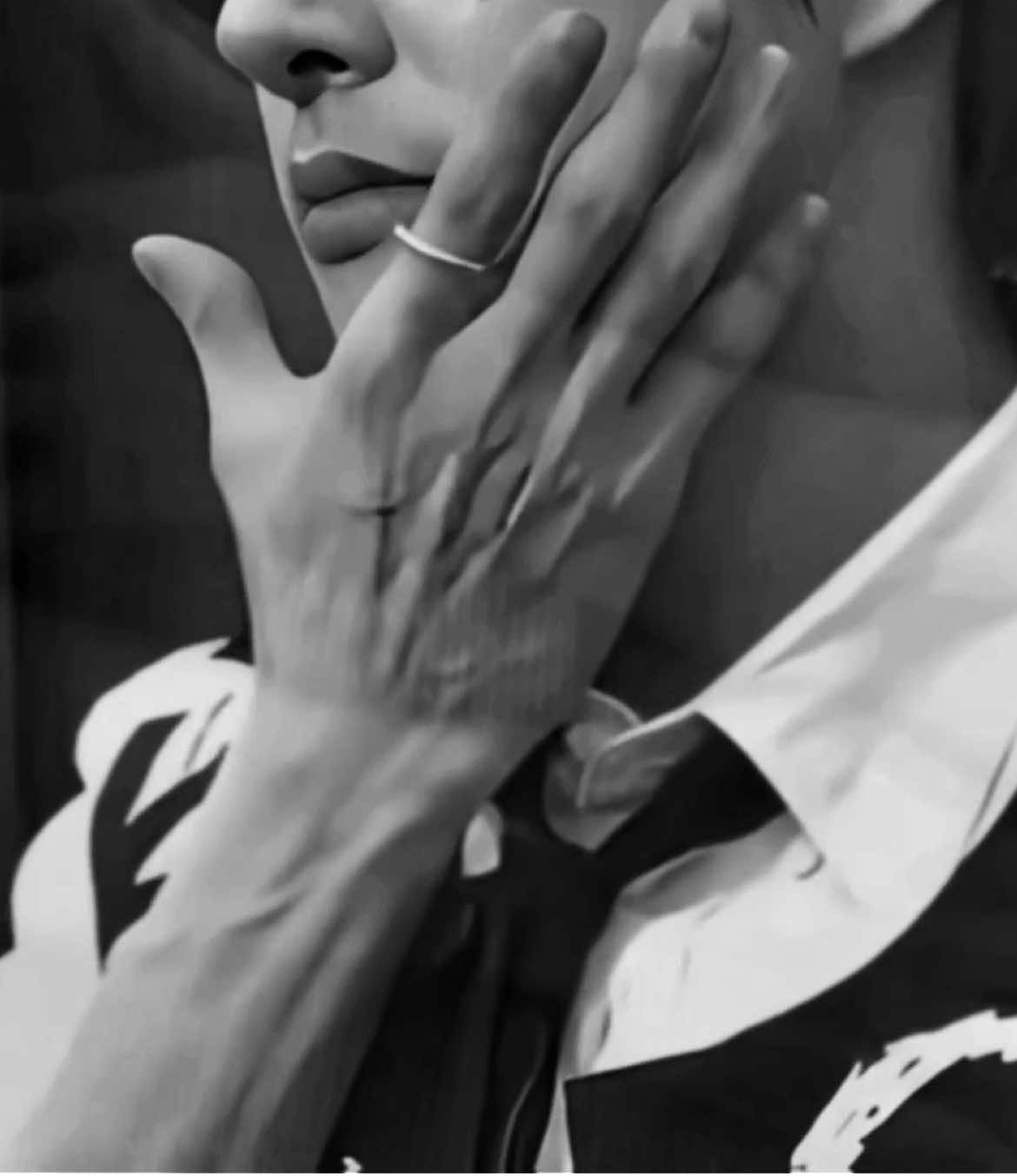 need a new fanpage for his hands  #simjaeyunedit #jakeedit #jakeenhypenedit #jakehands #jakehandsedit  ac @kαleigh🐞  I think