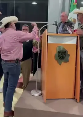 🔴 | #CHIHUAHUA  AGRICULTORES CORREN DEL CONGRESO DEL ESTADO AL MORENISTA MARTÍN SOLÍS, EX LÍDER DEL BARZÓN Y EX DIRECTOR DEL FOMENTO AGROPECUARIO. Agricultores de Chihuahua rechazan la nueva Ley de Aguas por amenaza a su patrimonio Productores agrícolas de Chihuahua han realizado diversas protestas para exigir que no se apruebe la reforma a la Ley General de Aguas y la Ley de Aguas Nacionales, pues consideran que pone en riesgo su actividad y su futuro económico. Los principales temores expresados por los agricultores son: No poder heredar concesiones de agua: La reforma impediría transmitir los derechos de uso del agua a hijos o familiares, lo que significaría que los pozos regresarían al control del Estado cuando muera el titular. Desvalorización de la tierra: Al separar el derecho al agua de la propiedad, los terrenos agrícolas perderían gran parte de su valor y utilidad productiva. Posible “expropiación” encubierta: Algunos productores advierten que la pérdida de control sobre los pozos y concesiones equivale, en la práctica, a una expropiación de su patrimonio. Centralización de decisiones: Critican que el manejo y asignación del agua quedaría prácticamente en manos del gobierno federal, lo que podría derivar en decisiones arbitrarias. Criminalización de la actividad agrícola: Señalan que la reforma incluye disposiciones que podrían penalizar prácticas tradicionales y generar sanciones difíciles de cumplir. Autoridades locales también han expresado su respaldo a los productores, argumentando que la iniciativa no toma en cuenta la realidad hídrica del estado. Mientras tanto, los agricultores han organizado caravanas y movilizaciones para exigir un diálogo más amplio antes de que la ley sea votada.