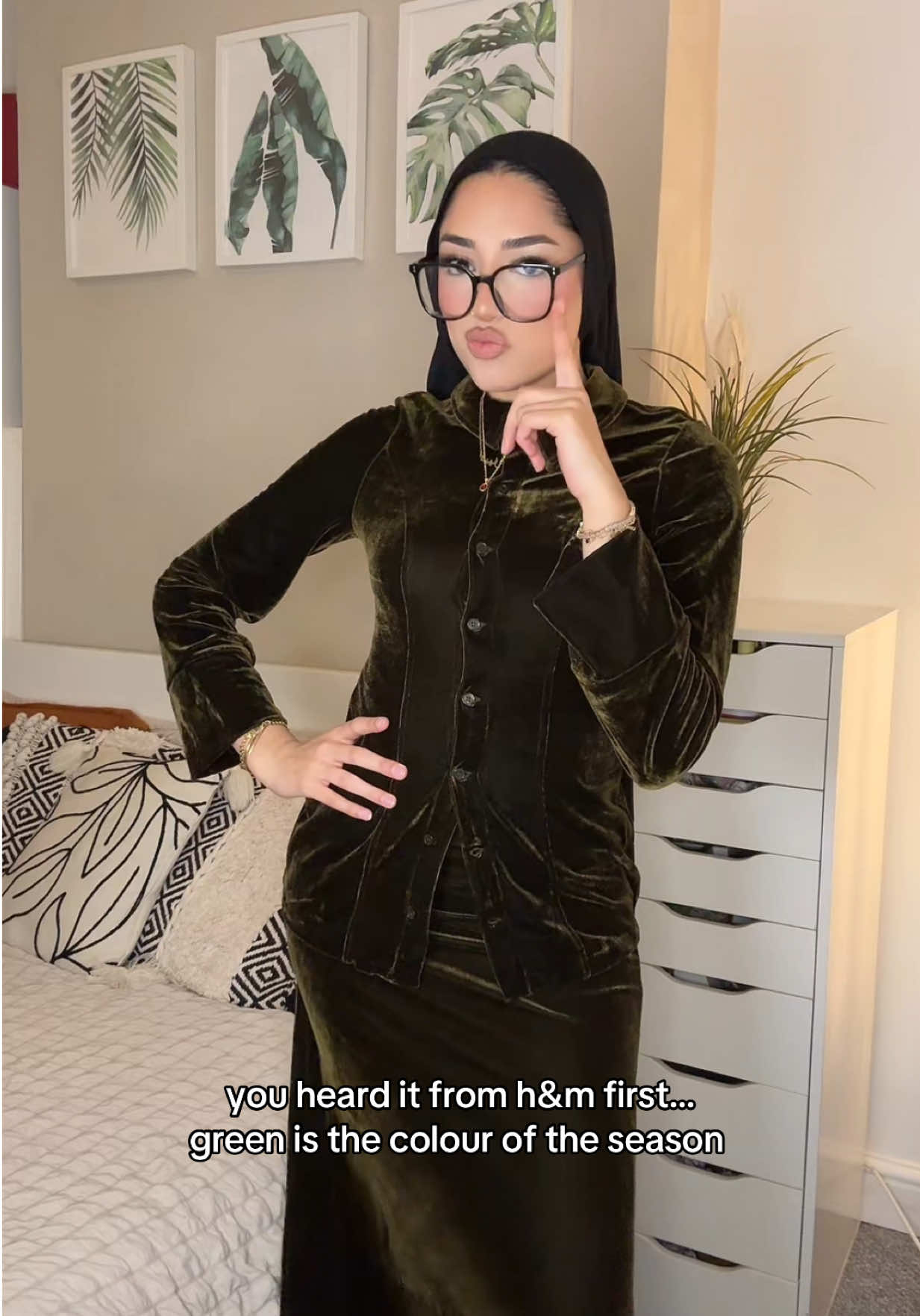find me dressed in @H&M and green this season 🤏🏽💚 #ad 