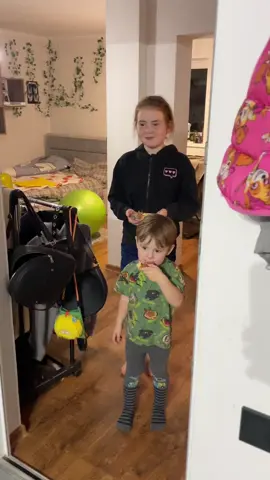 Ніщо так не радує дітвору зимою, як сніг🤭 #погодасвариться #сніг #діти 